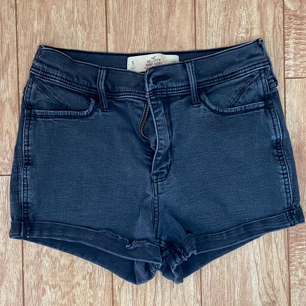 Hollister - High rise short shorts in black